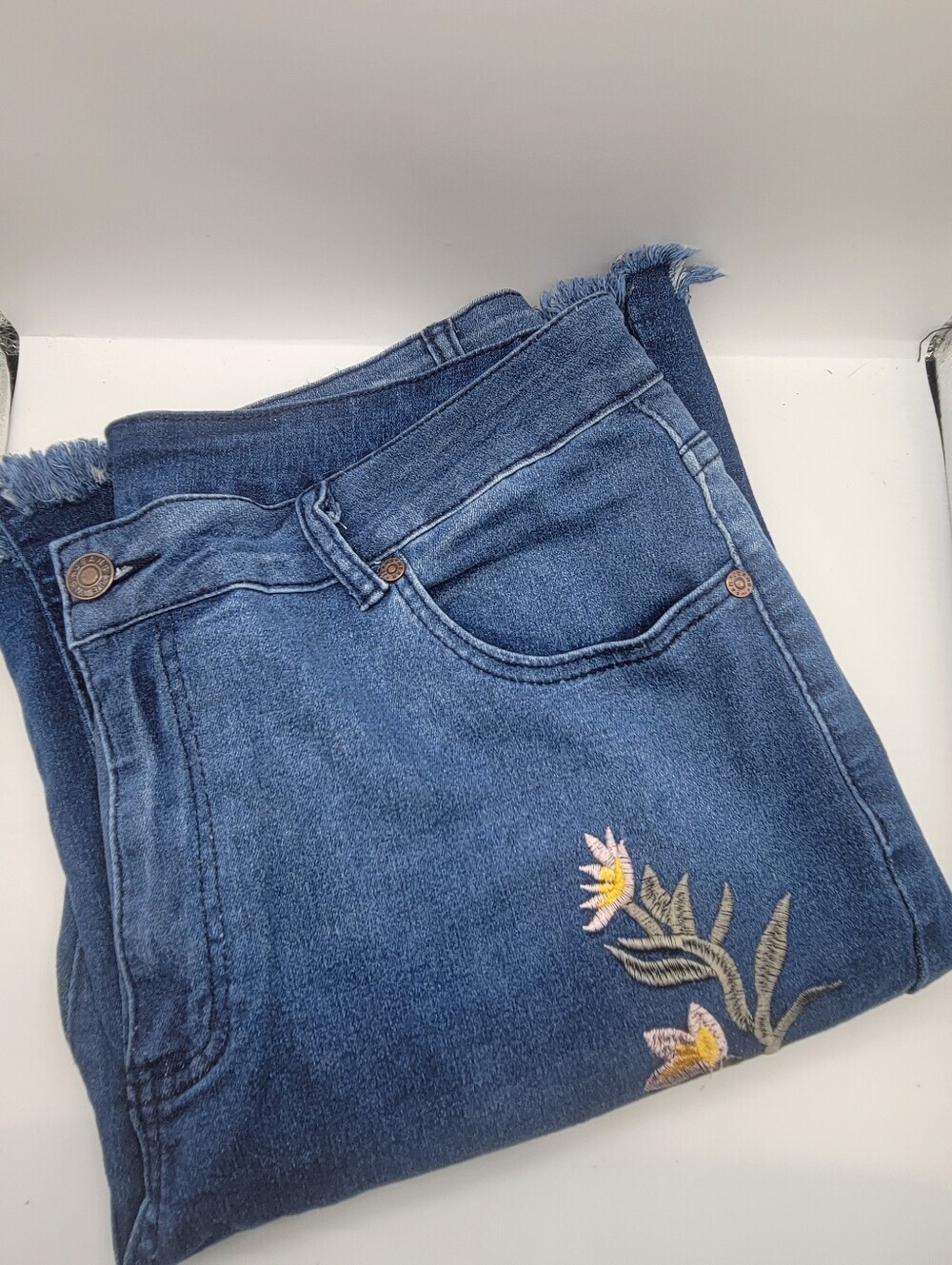 High Waisted Flared Women's Blue Jeans Size XXL Embroidered Flowers Raw Hem - Picture 10 of 10